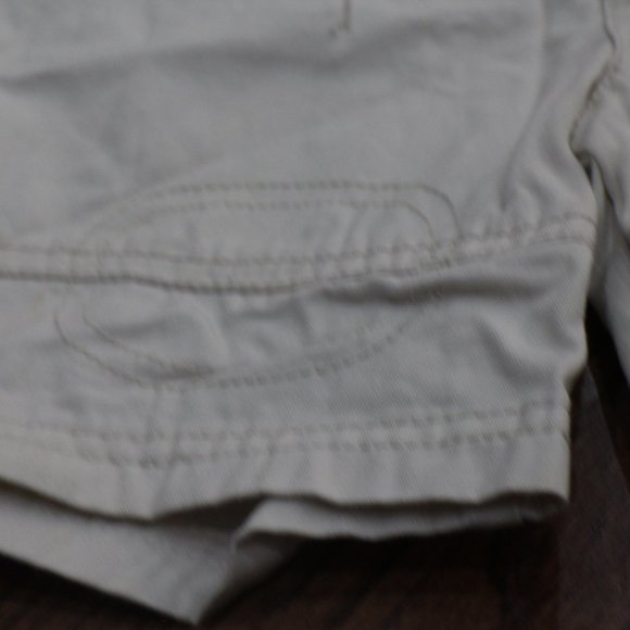 LIKE NEW! OFF WHITE SHORTS SZ 4 KIDS - Picture 3 of 6